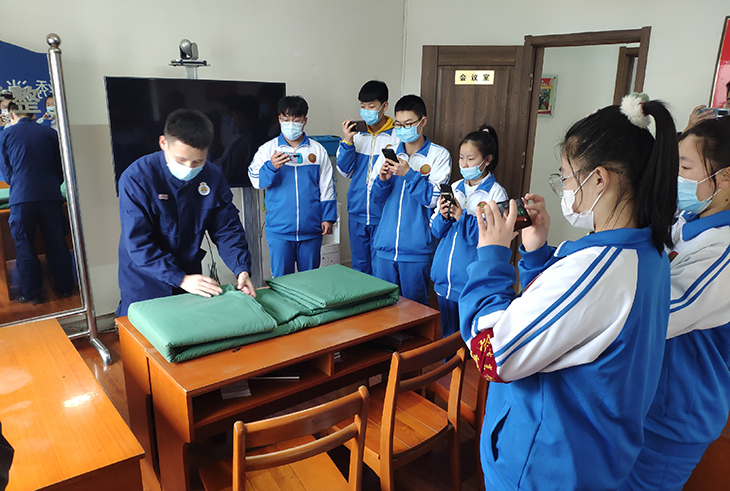 跟消防队员学习叠豆腐块被子.jpg