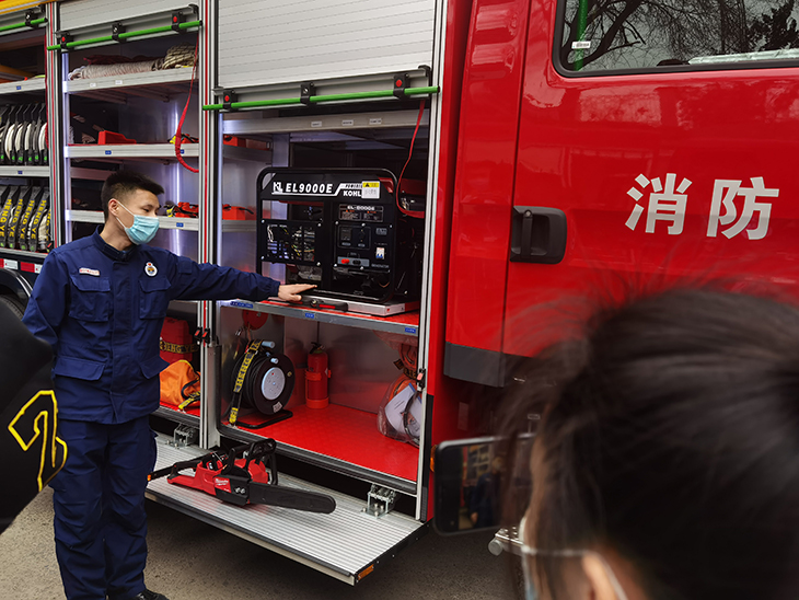 消防队员为学生介绍消防车上的工具.jpg