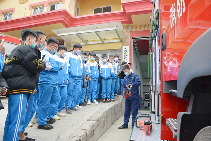 学生认真听消防队员讲解消防车.jpg