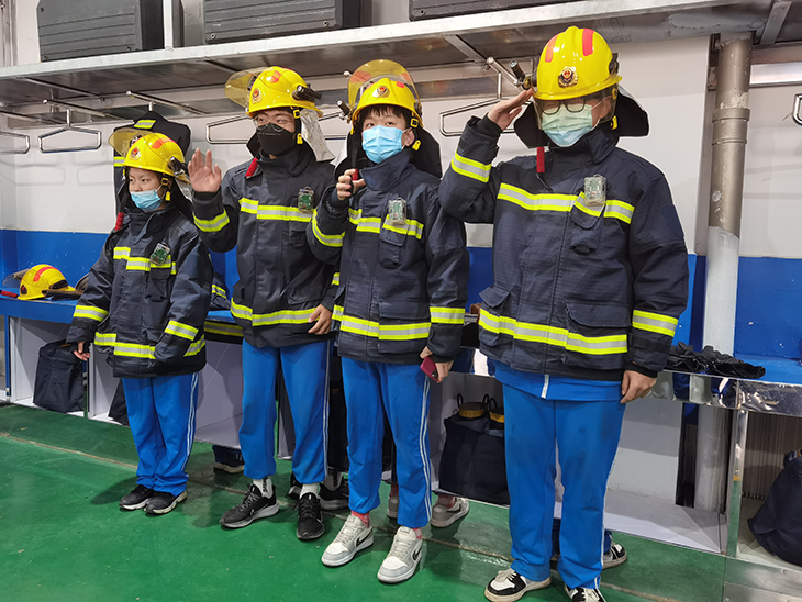 学生试穿工作服合影留念.jpg
