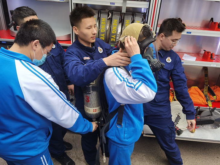 学生试戴防毒面具.jpg