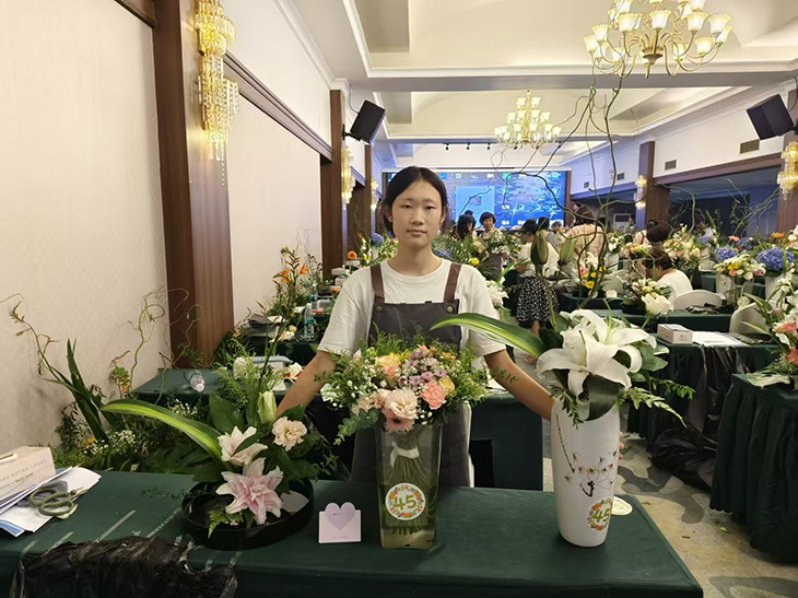 1723036256246879.jpg 图片二 宋美葵 花艺比赛第一名.jpg