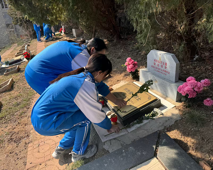 3.31清明烈士扫墓.jpg